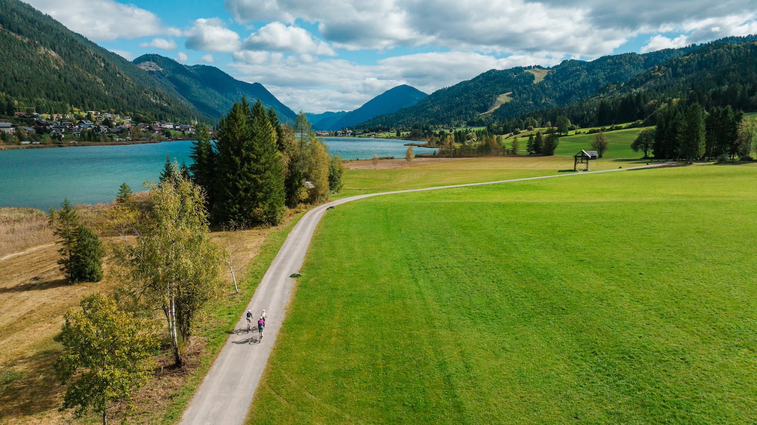 Radfahren in Kärnten: Gravelbiker am Weissensee mit einer Drohne fotografiert