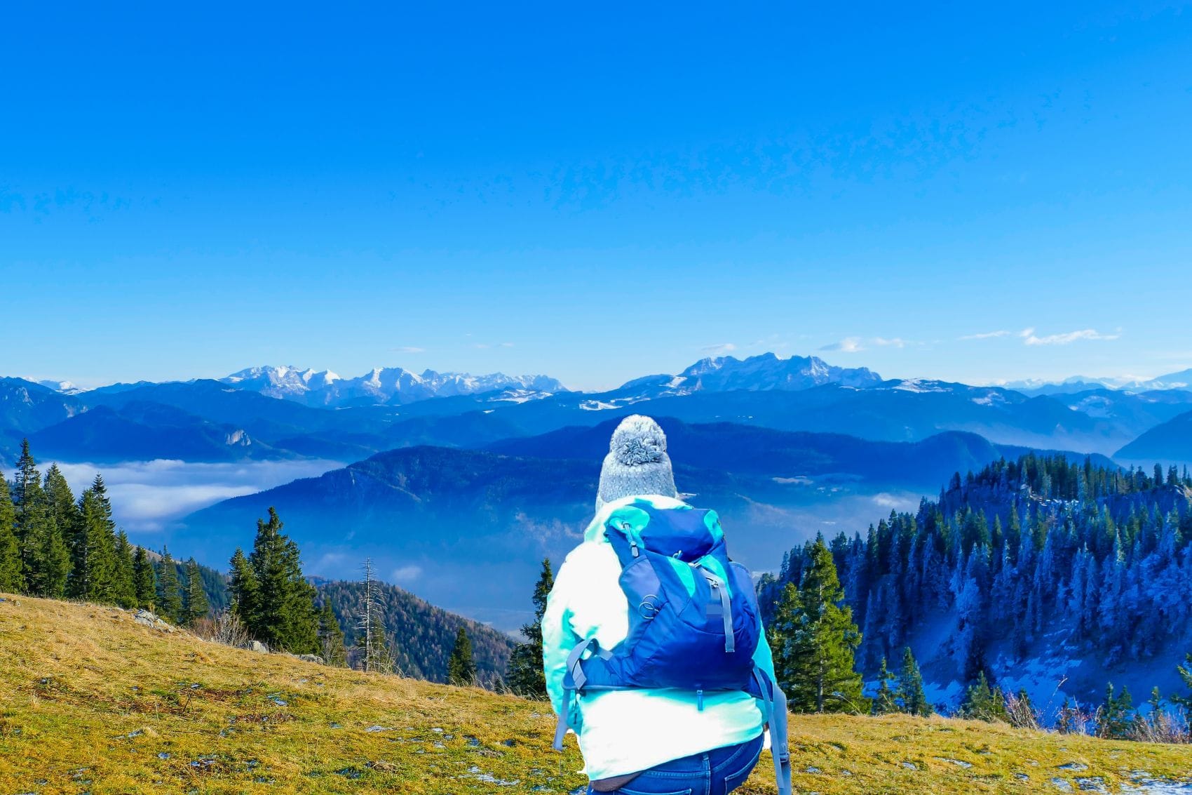 Wandern auf der Kampenwand am Chiemsee genießt Aussicht auf Alpen