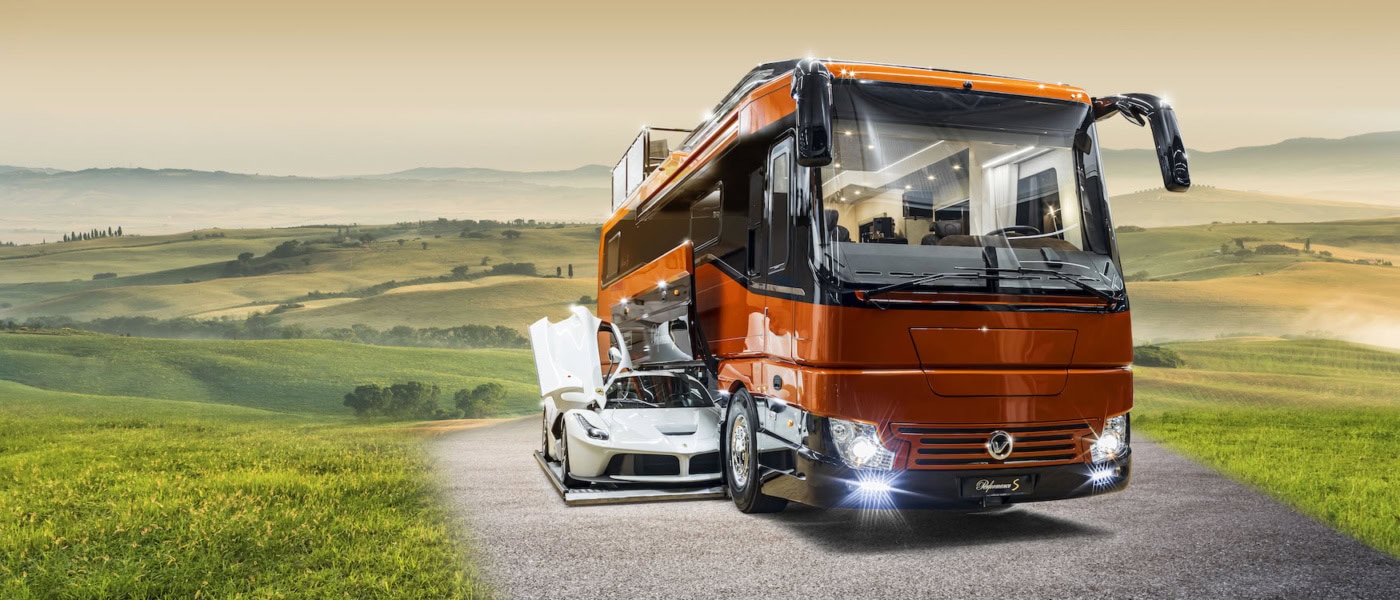 Luxus Wohnmobil mit Garage und Ferrari unterwegs