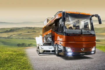 Luxus Wohnmobil mit Garage und Ferrari unterwegs