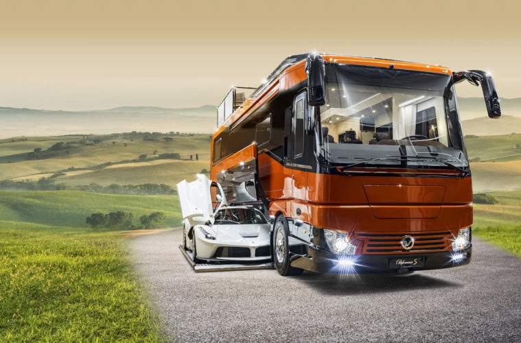 Luxus Wohnmobil mit Garage und Ferrari unterwegs