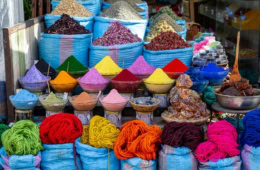 Farben in der Medina von Marrakech in Marokko
