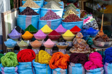 Farben in der Medina von Marrakech in Marokko