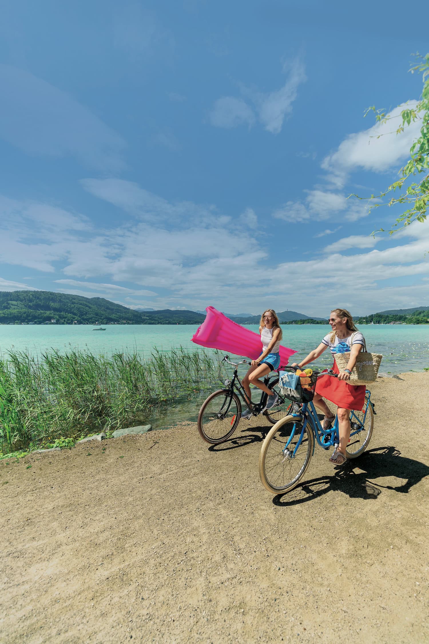 zwei Frauen haben Spaß beim Radfahren am Wörthersee, Kärnten, Österreich 