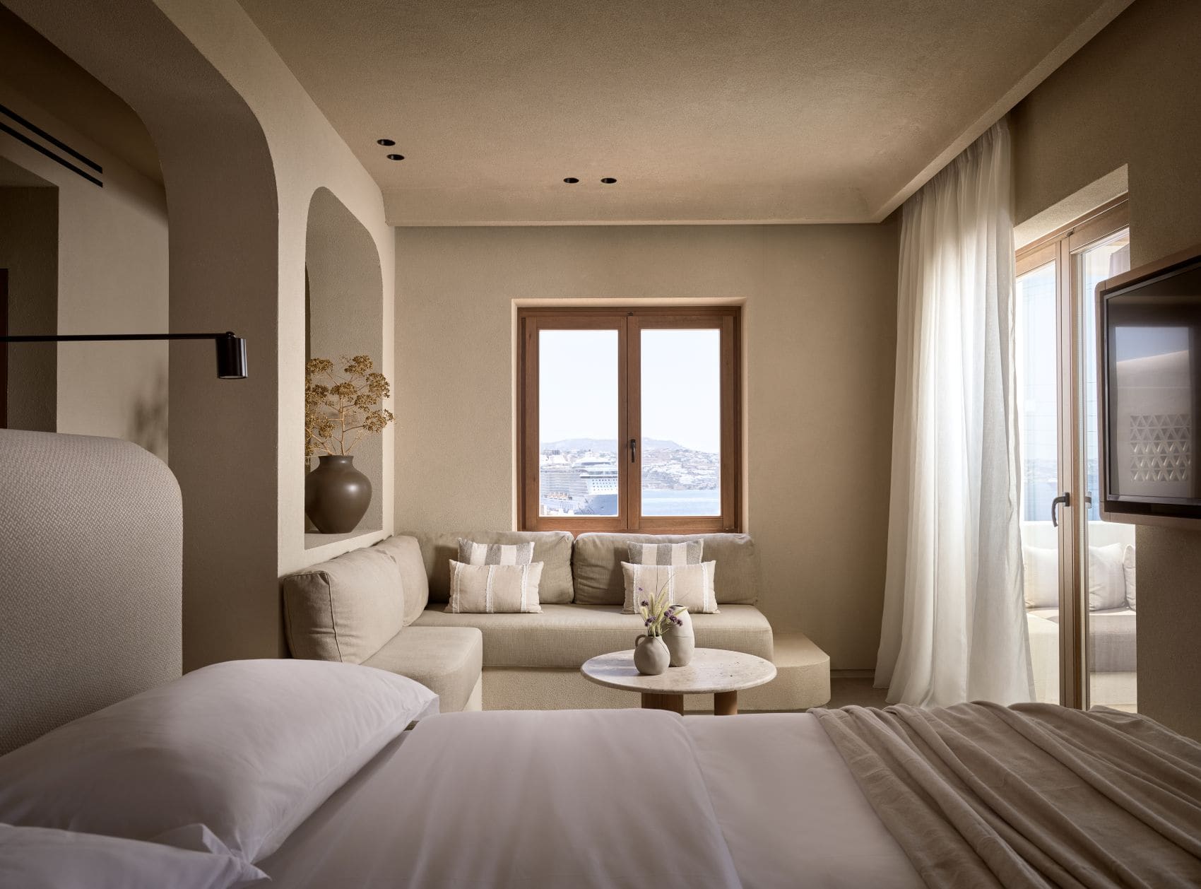 Inneneinrichtung in einem Zimmer des Omeon Mykonos 