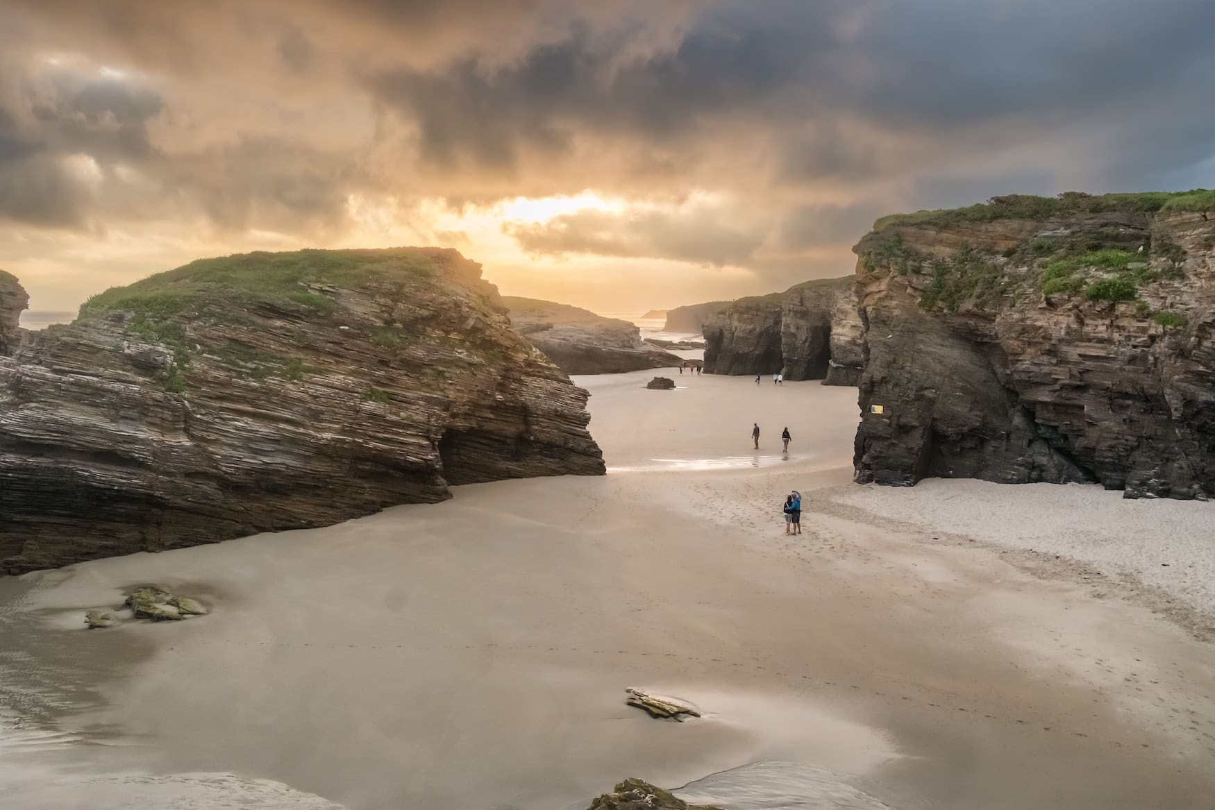 An der Playa de las Catedrales lässt sich die totale Sonnenfinsternis in Nordspanien erleben