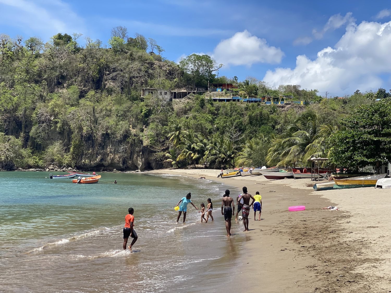 Strand im Fischerdorf Anse-la-Raye an der Westküste von Saint Lucia in der Karibik