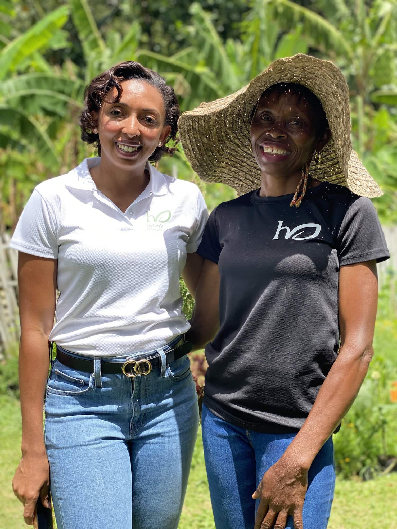 Helena Thomas mit einer Mitarbeiterin von Helen's Daughters in Saint Lucia