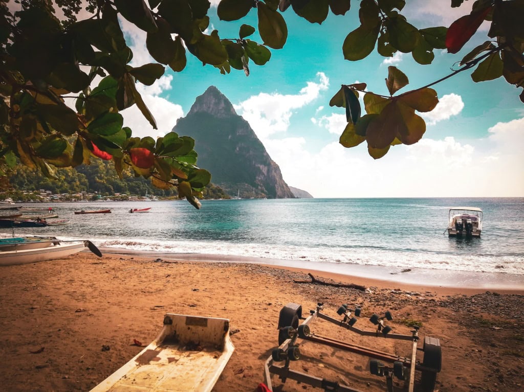 Strand in Saint Lucia mit den Pitons im Hintergrund