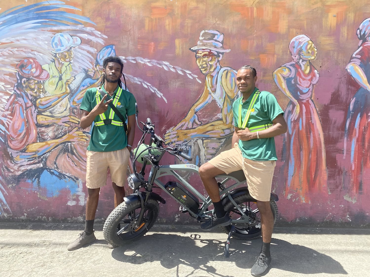 Mitarbeitende von Pelican Tours auf Saint Lucia mit E-Bikes