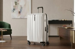 Samsonite Nexus Trolley in einem Zimmer
