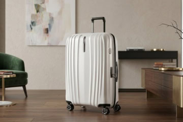 Samsonite Nexus Trolley in einem Zimmer