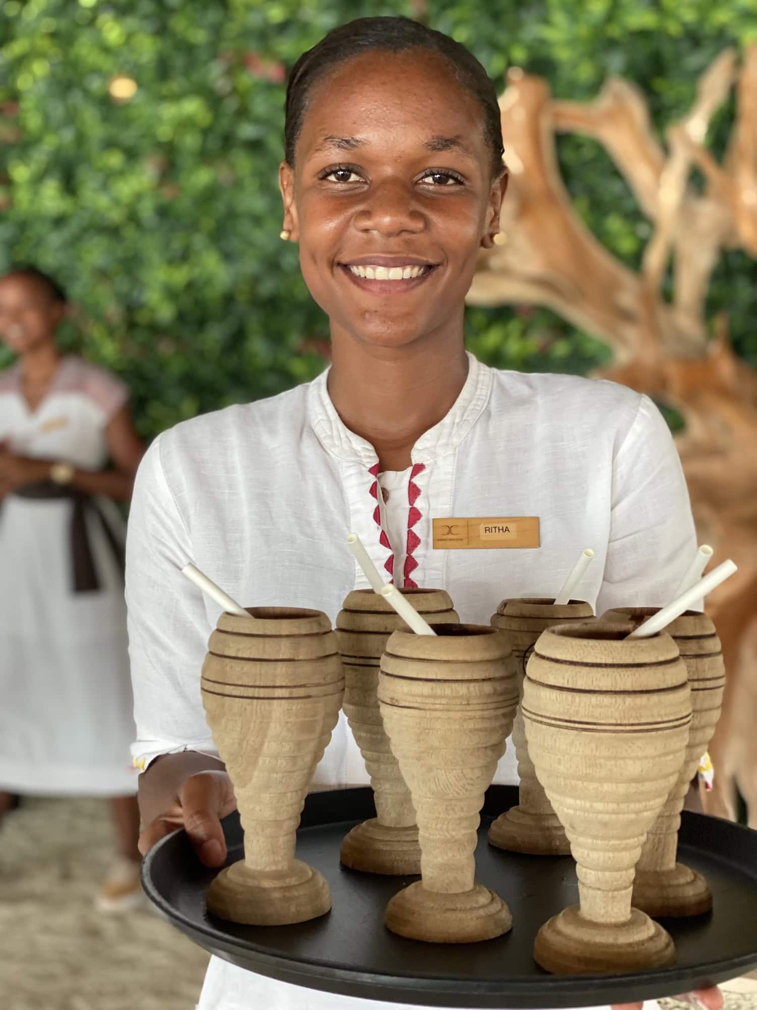 Frau mit Drinks im Bawe Island Resort