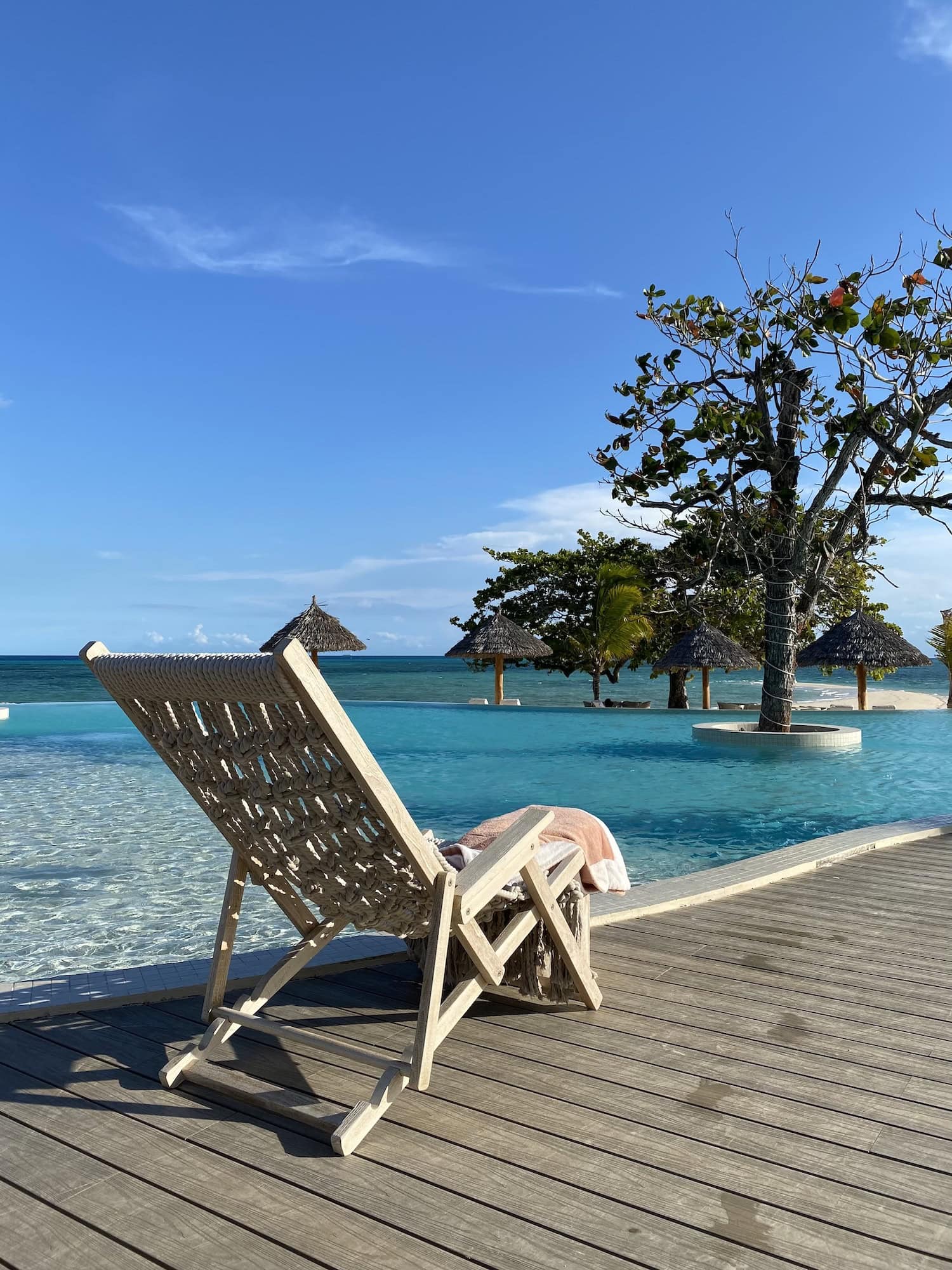 Liege am Pool im Bawe Island Resort in Sansibar