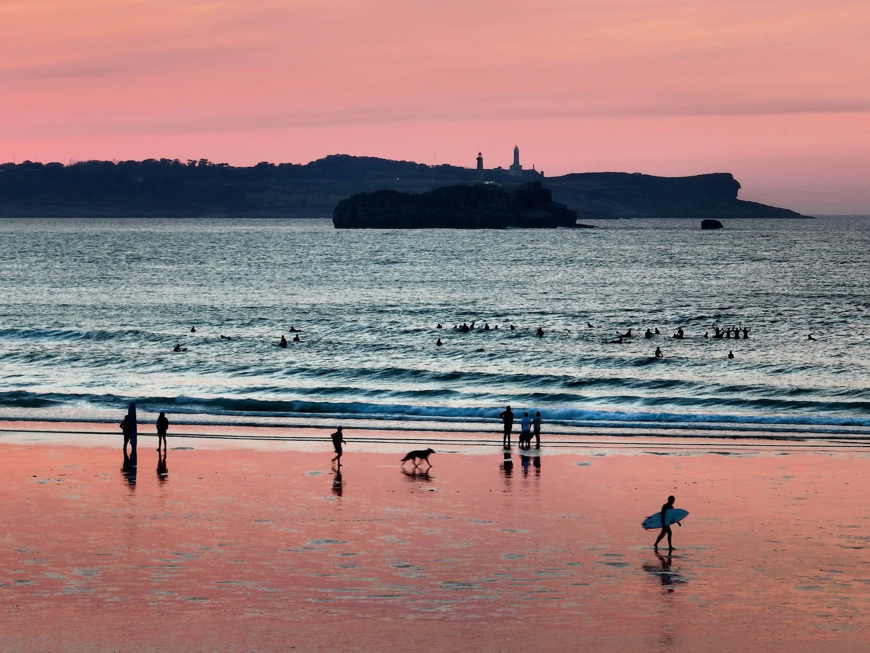 Sonnenuntergang am Strand von Santander, einer der besten Sport zur Beobachtung der Sonnenfinsternis 2026 in Nordpspanien