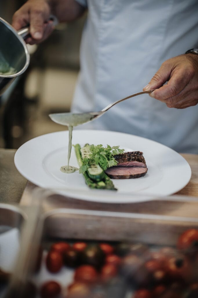 Essen wird schön angerichtet im Aspenäs Herrgård