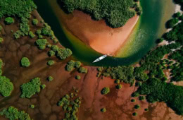 Drohnenfoto von einem Boot im Flusslauf in Senegal