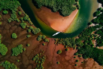 Drohnenfoto von einem Boot im Flusslauf in Senegal