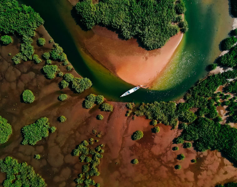 Drohnenfoto von einem Boot im Flusslauf in Senegal