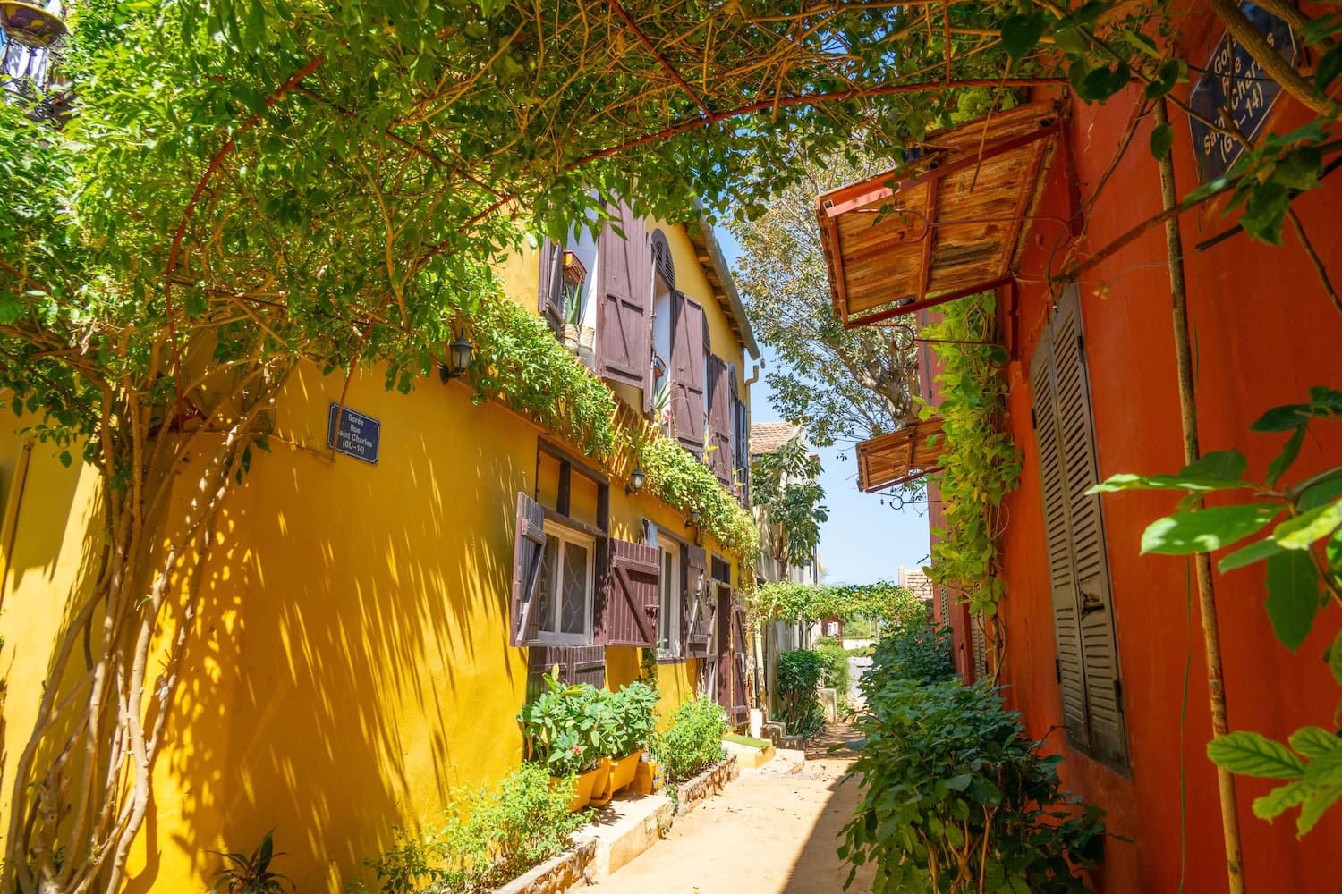 bunte Kolonialhäuser auf der Ille de Goree in Senegal