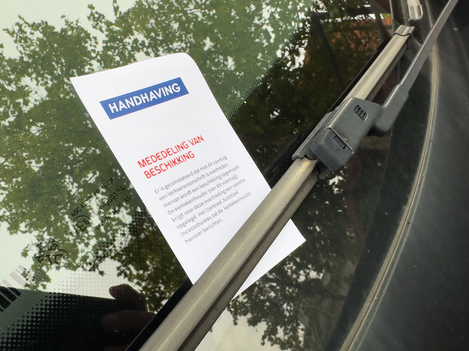 Strafzettel in den Niederlanden an der Windschutzscheibe eines Autos