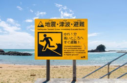 Tsunami-Warnschild Japan Küste Evakuierung nach Erdbeben