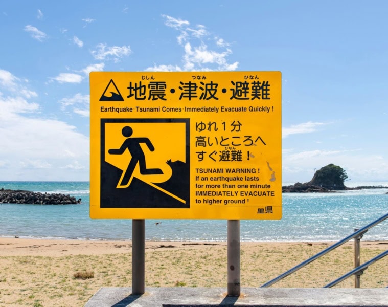 Tsunami-Warnschild Japan Küste Evakuierung nach Erdbeben