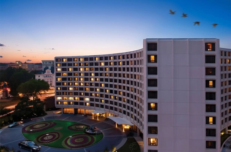 Washington Hilton von aussen. Dort wurde das Attentat auf Reagan verübt und auf Donald Trump versucht