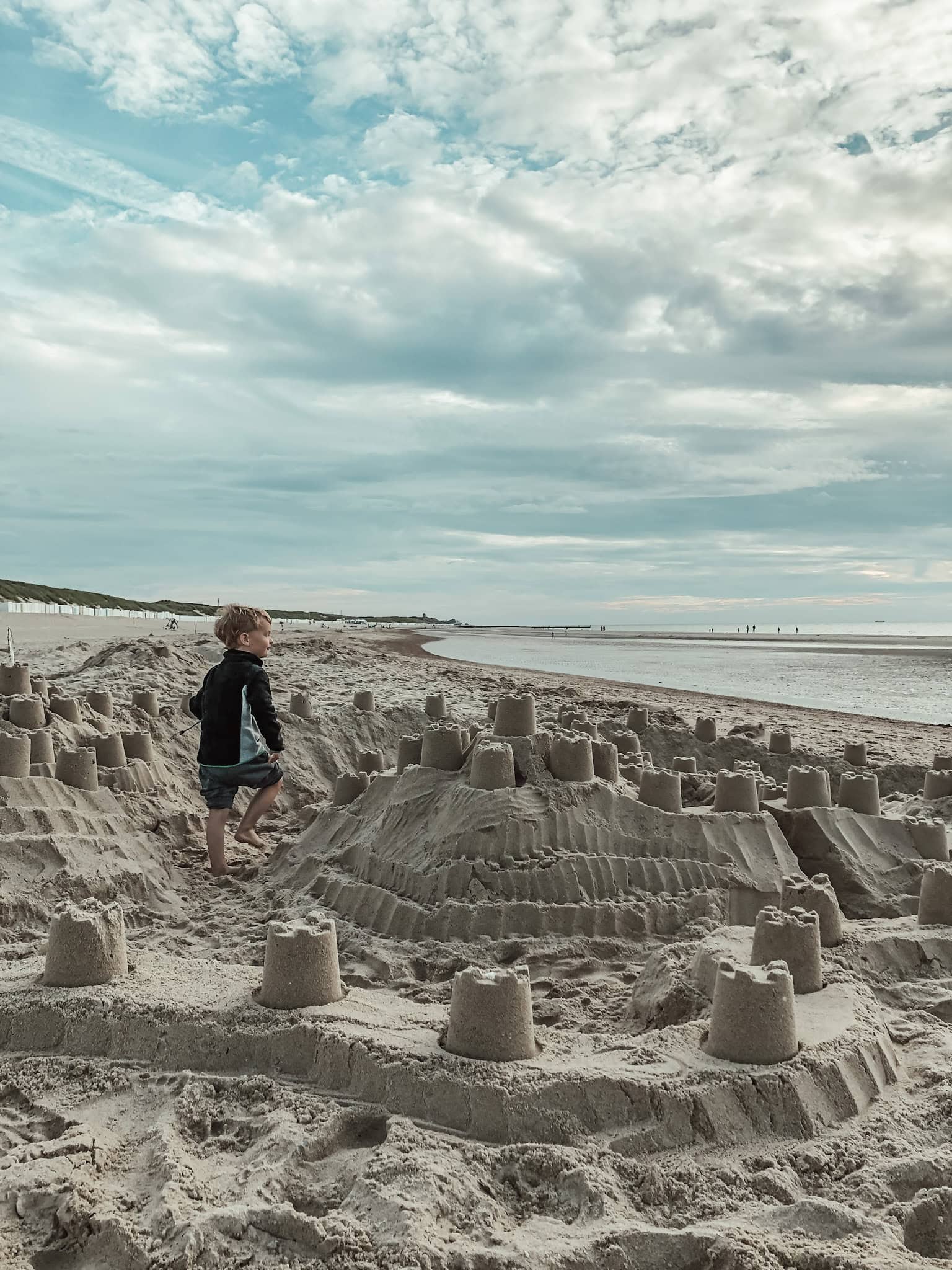 Zeeland mit Kindern: Junge baut Sandburg 