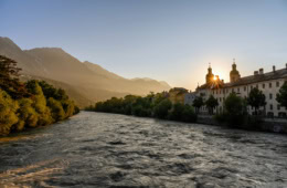 Blick auf Innsbruck und die Berge über den Fluss Inn im Abendlicht,