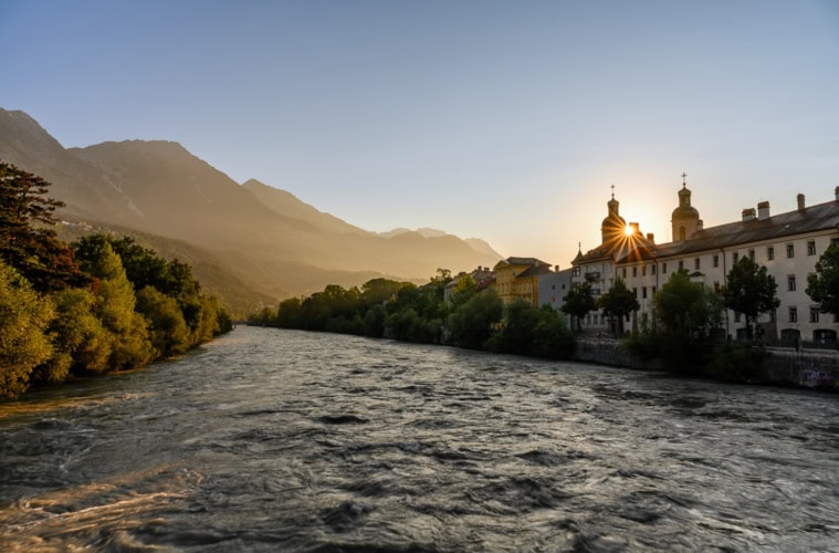 Blick auf Innsbruck und die Berge über den Fluss Inn im Abendlicht,