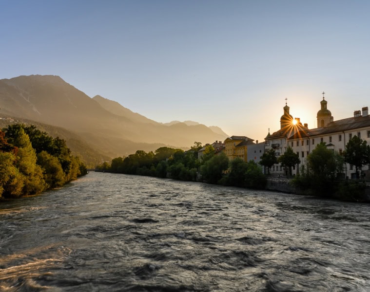 Blick auf Innsbruck und die Berge über den Fluss Inn im Abendlicht,