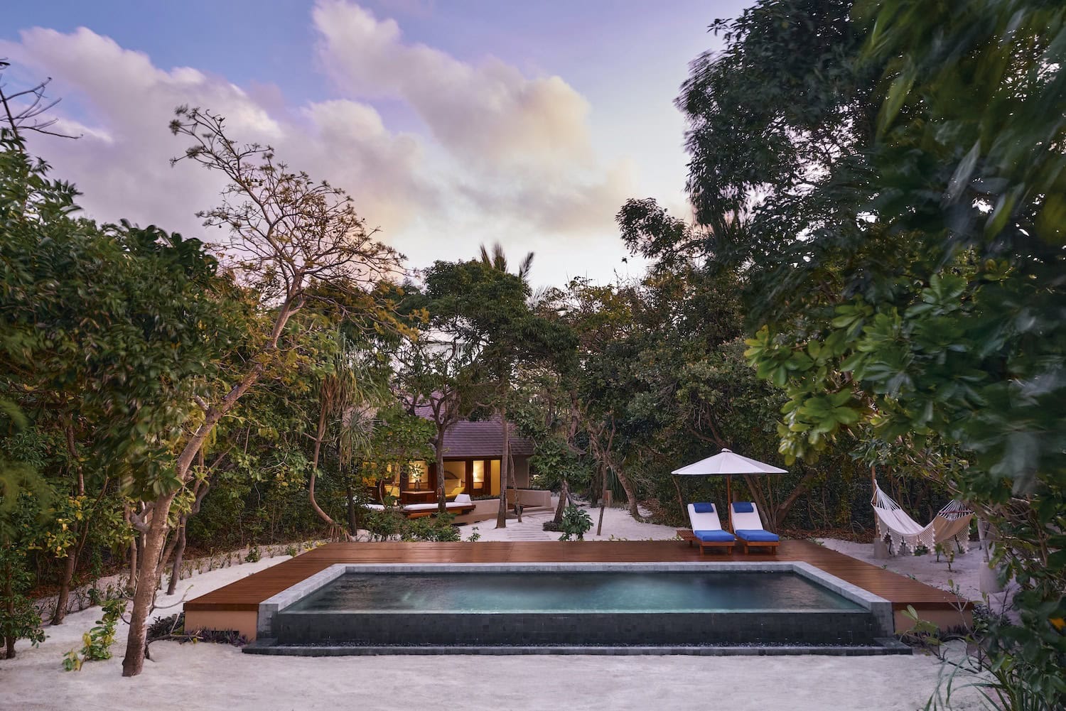 Beach Pool Casita des Amanpulo im Sonnenuntergang 