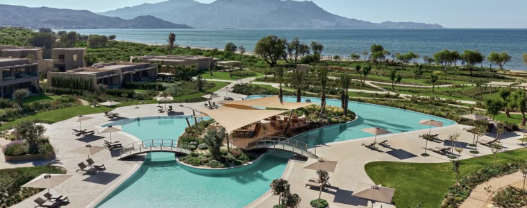 Poolanlage des Resorts Ikos Kissamos auf Kreta, im HIntergrund das Meer und die Berge.