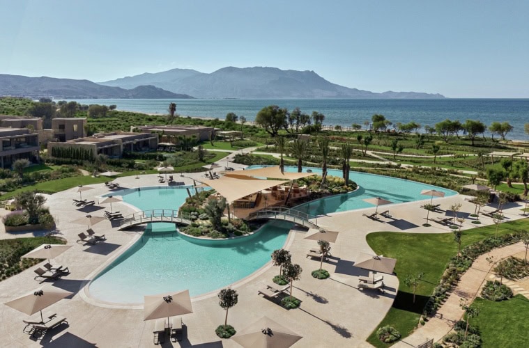 Poolanlage des Resorts Ikos Kissamos auf Kreta, im HIntergrund das Meer und die Berge.