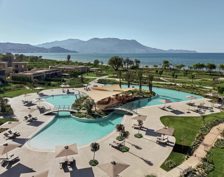 Poolanlage des Resorts Ikos Kissamos auf Kreta, im HIntergrund das Meer und die Berge.