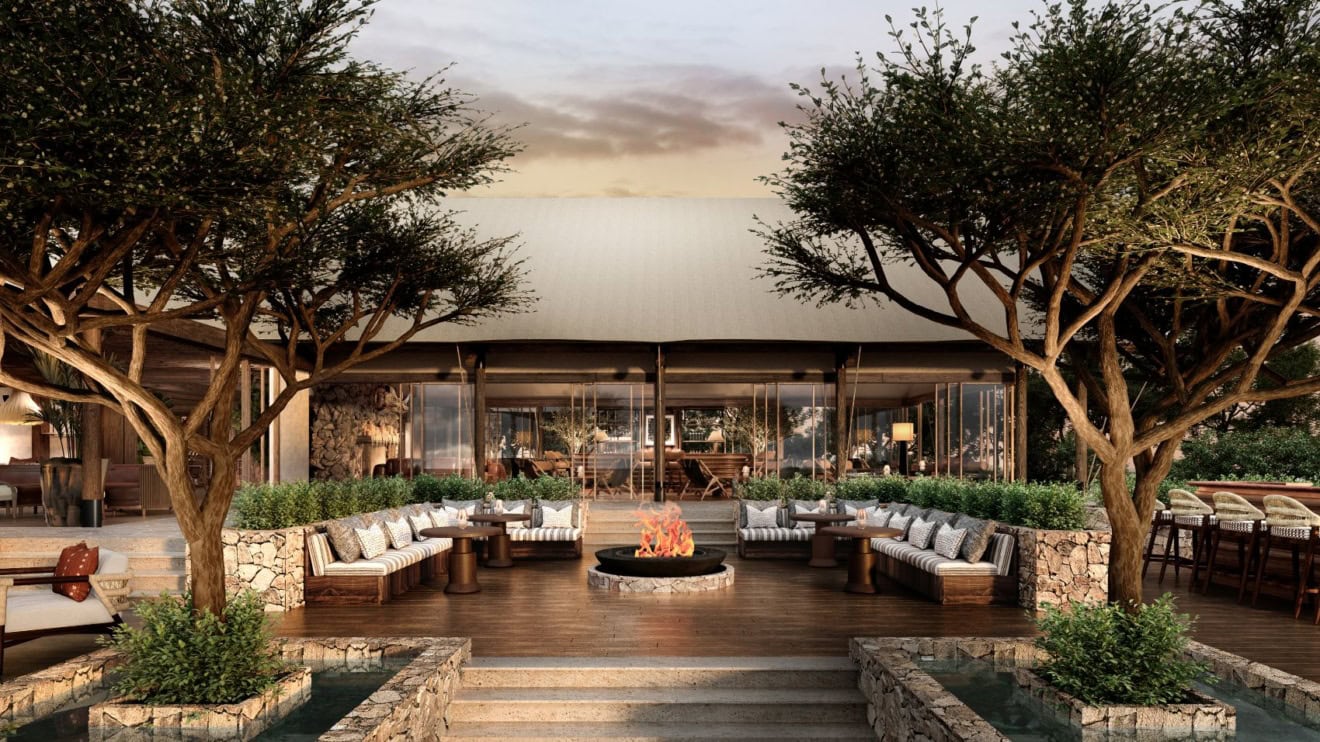 Offene Lounge des JW Marriott Mount Kenya Rhino Reserve Safari Camp mit Feuerstelle
