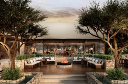 Offene Lounge des JW Marriott Mount Kenya Rhino Reserve Safari Camp mit Feuerstelle