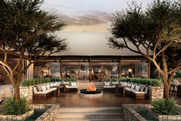 Offene Lounge des JW Marriott Mount Kenya Rhino Reserve Safari Camp mit Feuerstelle