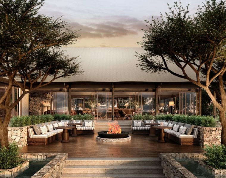 Offene Lounge des JW Marriott Mount Kenya Rhino Reserve Safari Camp mit Feuerstelle