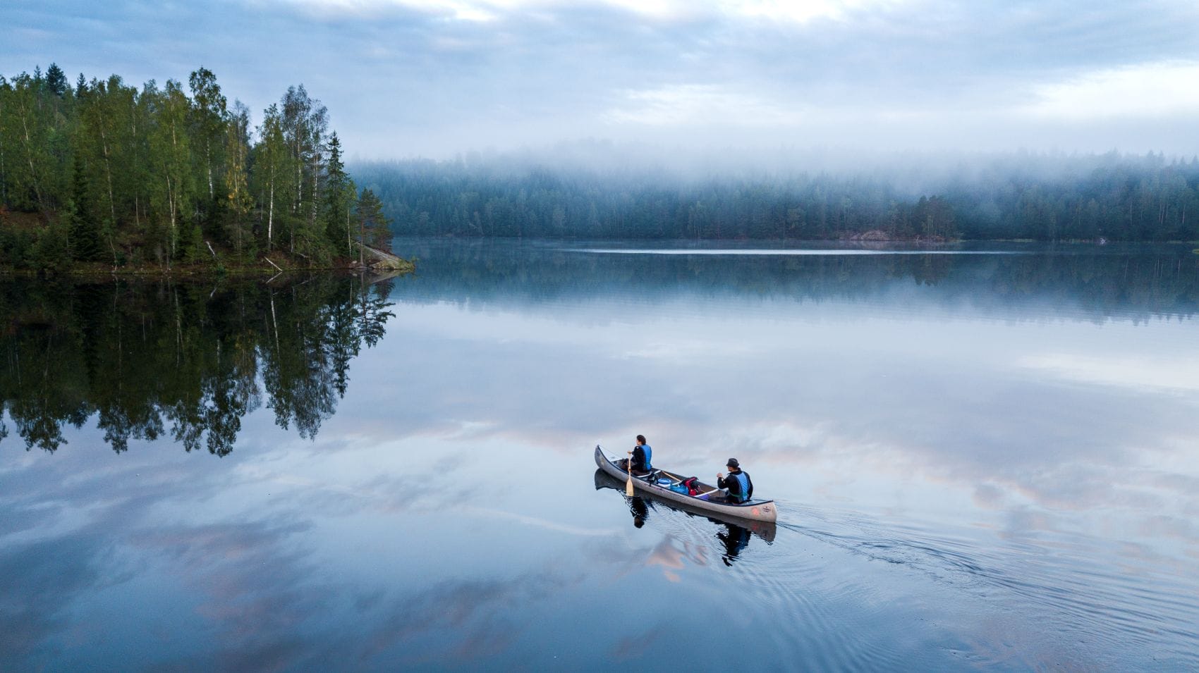Kayak auf einem See in Dralsland in Westschweden