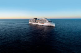 Die MSC World Europa auf dem Meer.