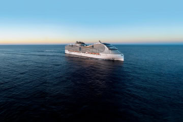 Die MSC World Europa auf dem Meer.