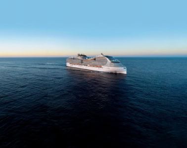 Die MSC World Europa auf dem Meer.