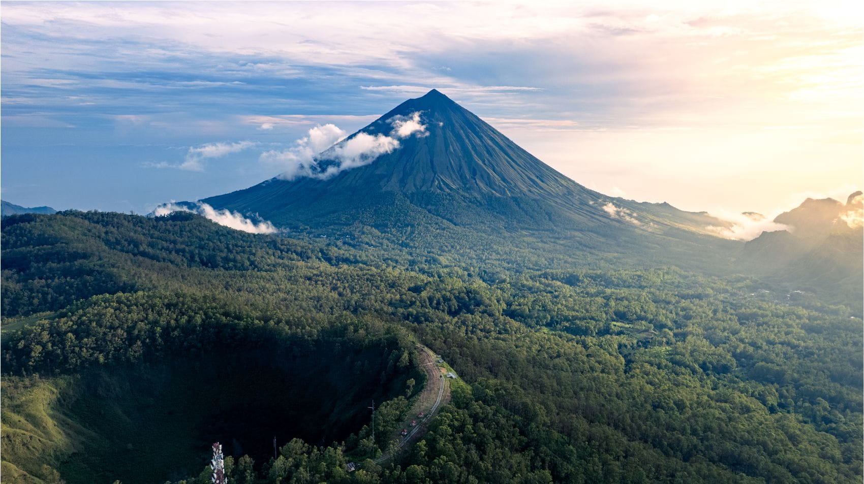 Mount Inerie, der höchste Vulkan in Flores, Indonesien,