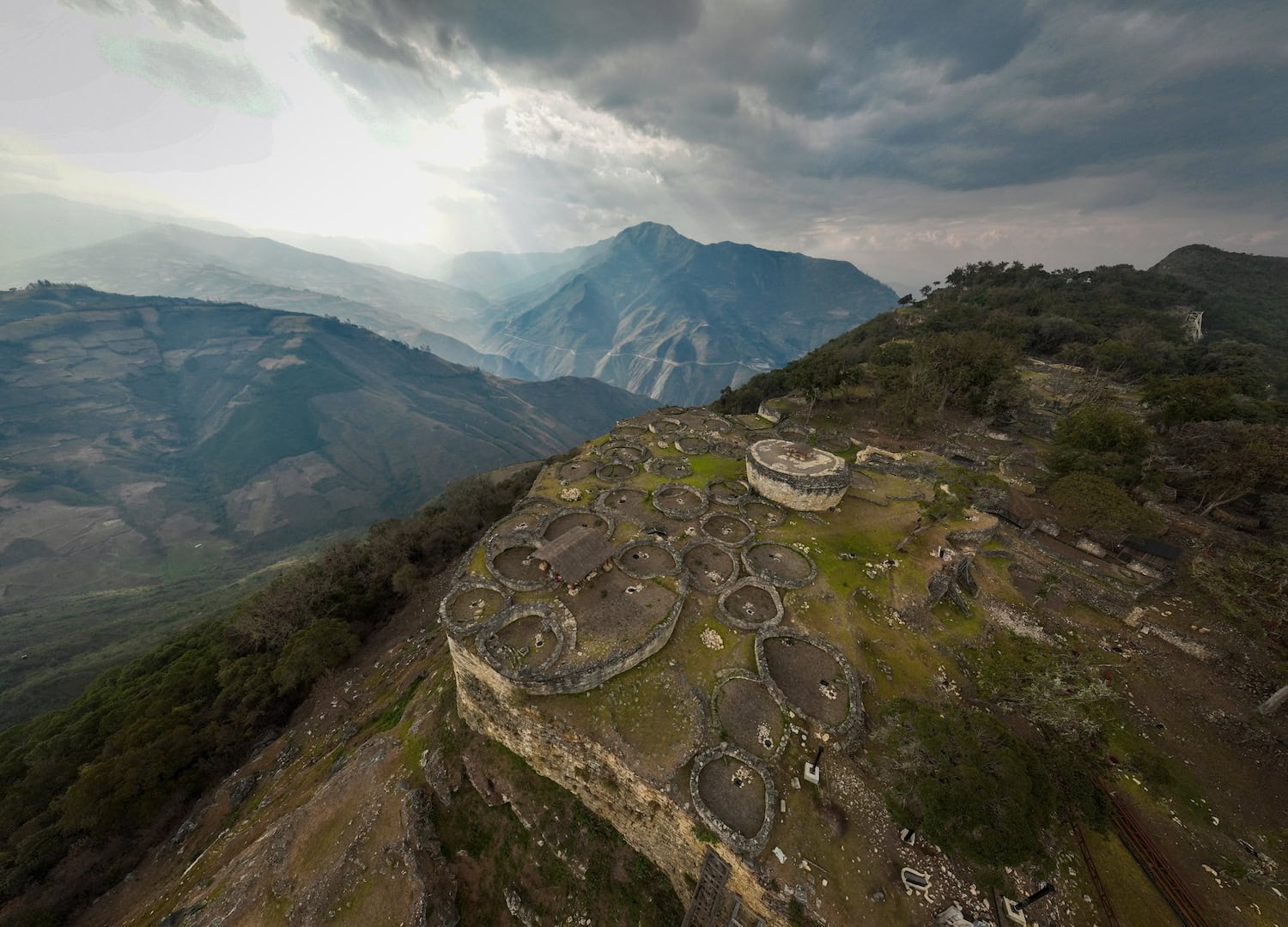 Luftbildaufnahme von der Archäologlischen Zone von Kuelap, Peru, imitten der hohen Berge
