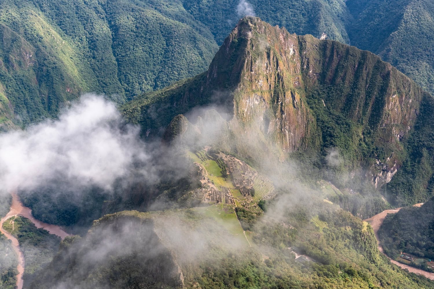Luftbildaufnahme vom wolkenverhangenen Macchu Picchu