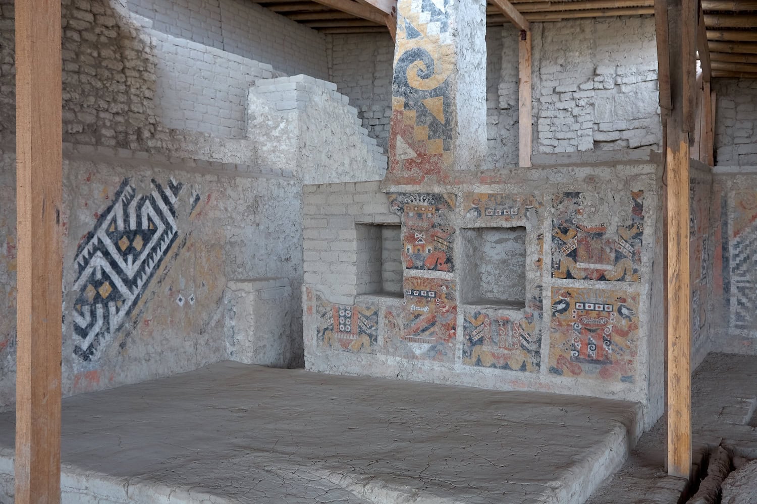 Wandmalereien und Mosaike in den Ruinen von Trujillo in Peru