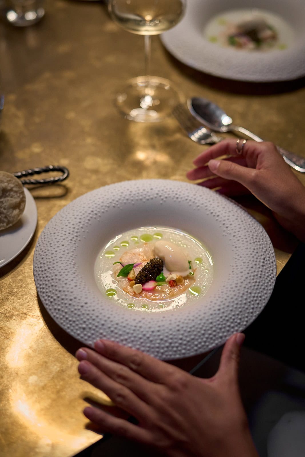 Gourmet-Gericht „First Taste" auf strukturiertem Teller, serviert im Rahmen des Salzburger-Festspiele-Menüs