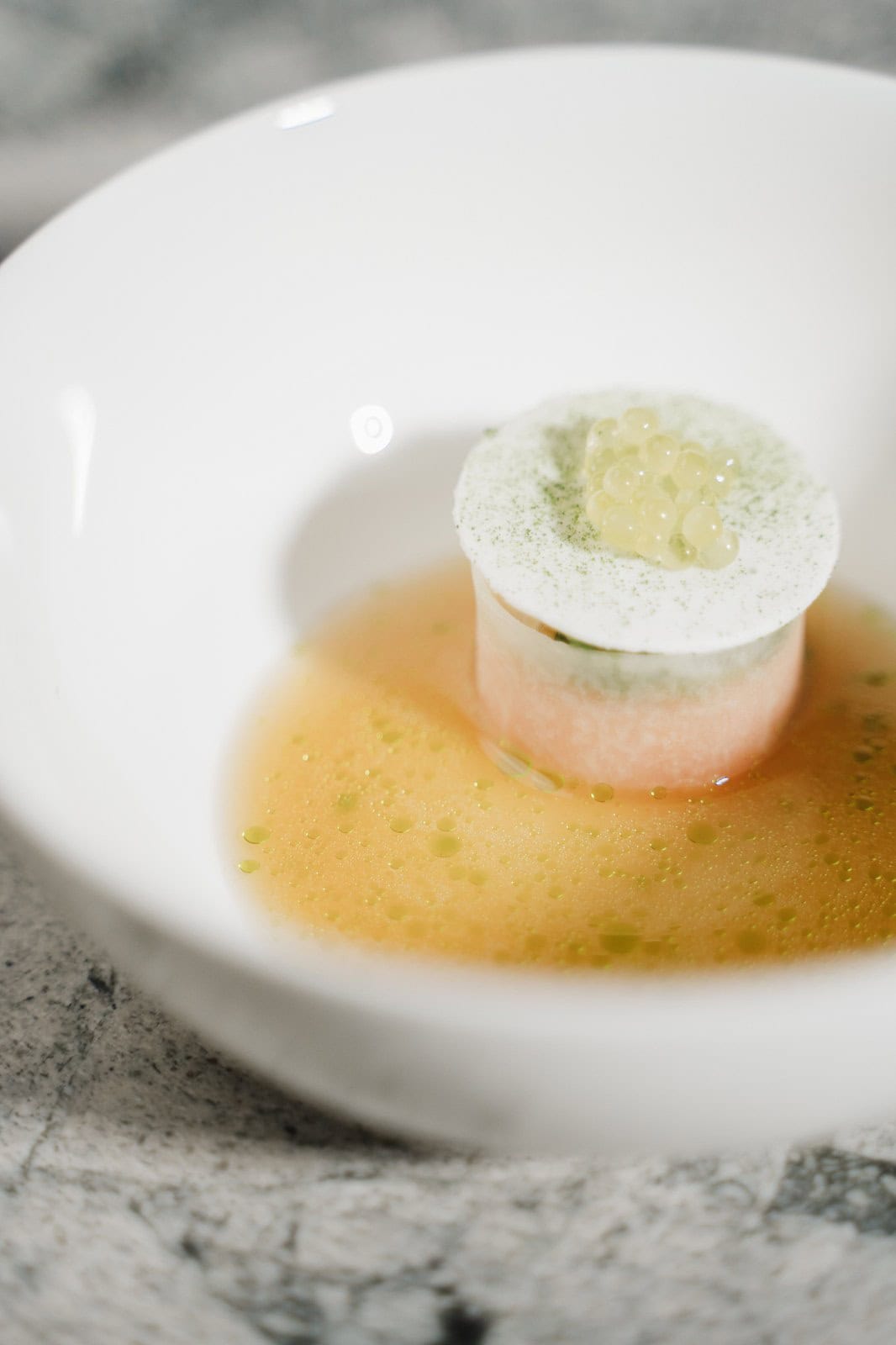 Feines Gericht auf weißem Teller mit klarer Sauce, angerichtet im Senns Restaurant